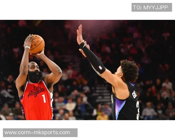 最终2.2秒落后5分,泰伦卢坐替补席一脸板滞,哈登自动喊暂停